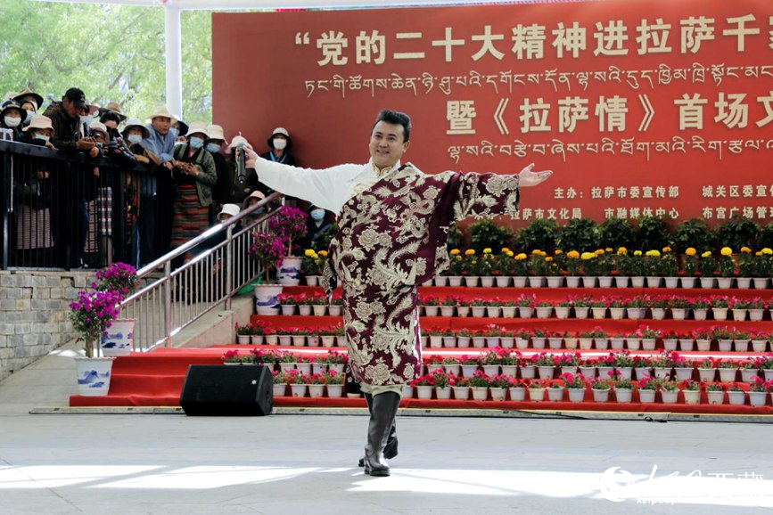 獻唱《夏爾巴》。人民網 次仁羅布攝