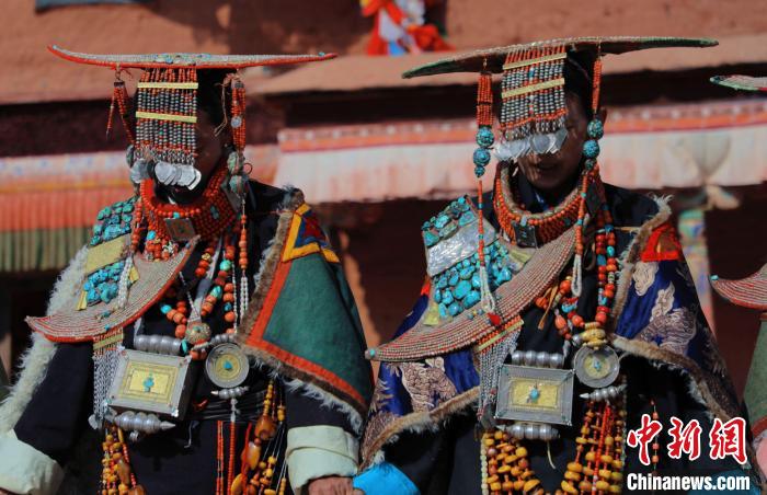 圖為參展攝影師拍攝的西藏阿里普蘭飛天服飾?！≈鬓k方 供圖