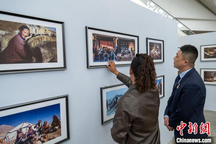 攝影師介紹自己的照片。　江飛波 攝