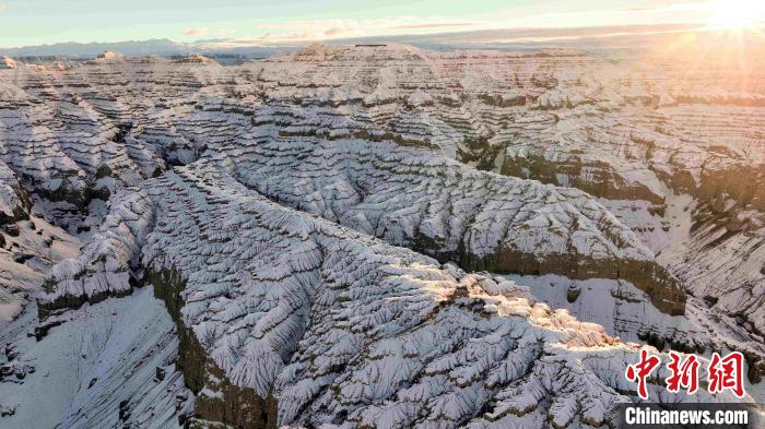 圖為參展攝影師拍攝的西藏阿里札達土林雪后風(fēng)光?！≈鬓k方 供圖