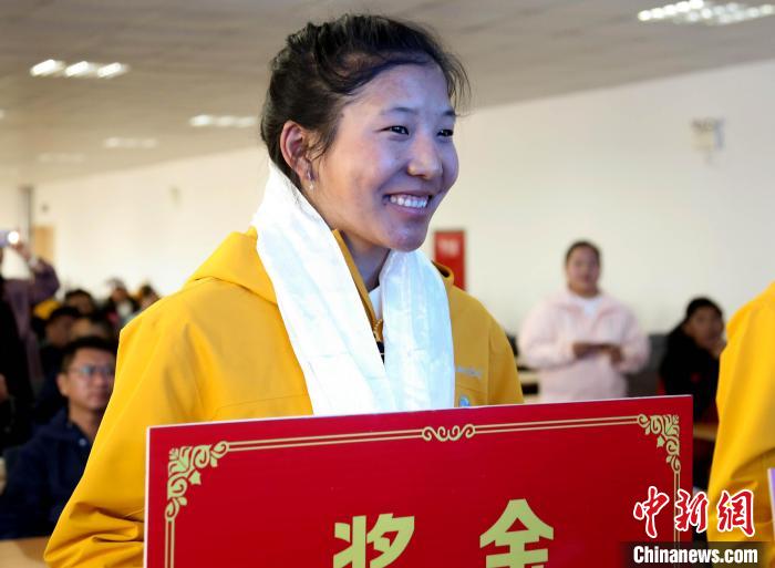 玉珍拉姆上臺(tái)領(lǐng)獎(jiǎng)。 貢確 攝