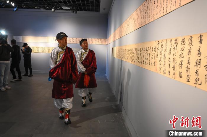 圖為學(xué)生參觀黃庭堅(jiān)書(shū)法文獻(xiàn)展。 趙朗 攝