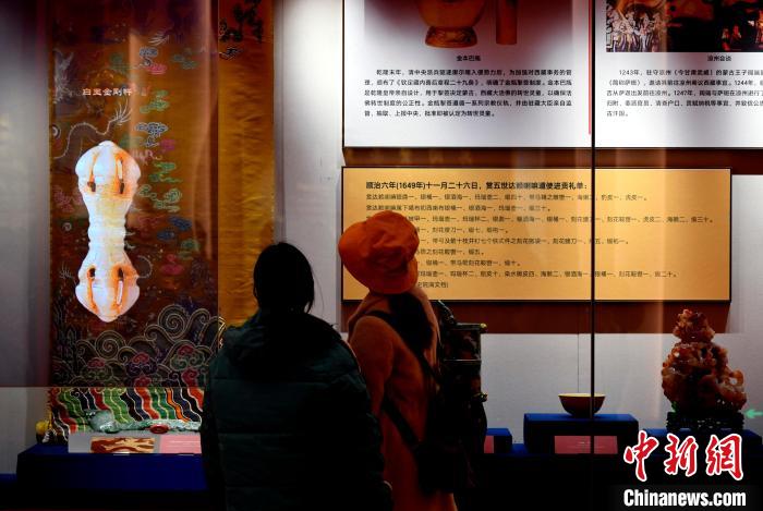 圖為5月18日,觀眾正在欣賞展覽。 李林 攝