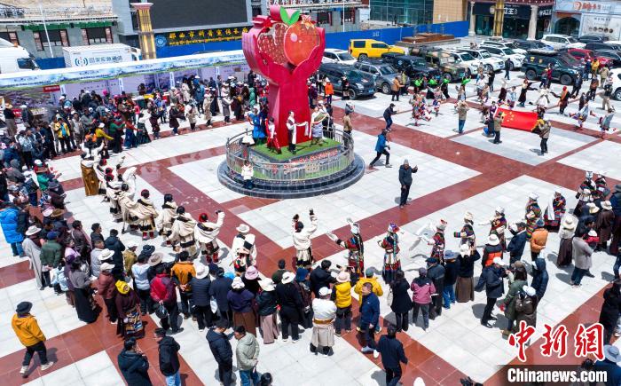 圖為“極地那曲 天際之旅”2023西藏那曲“中國旅游日”音樂美食嘉年華活動現場。 那曲市文化和旅游局供圖