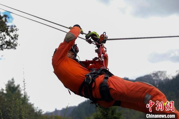 圖為消防員開展斜向救援訓(xùn)練。 吳蕾蕾 攝