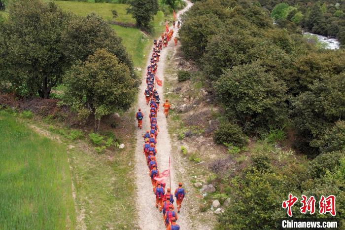 圖為西藏林芝森林消防員穿越山林。 馮怡凡 攝