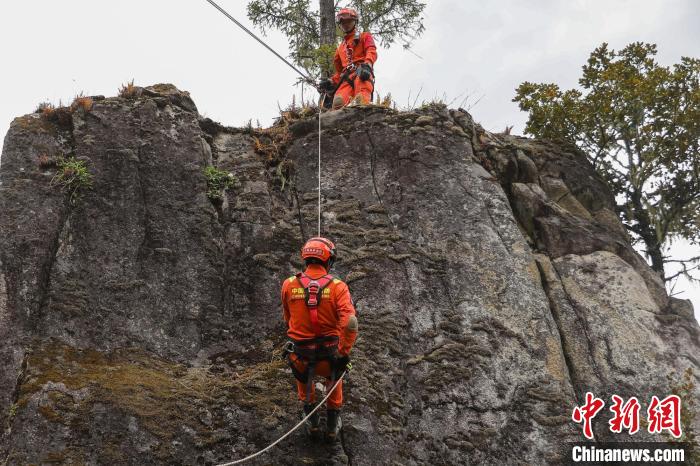 圖為消防員開展崖壁滑降訓(xùn)練。 吳蕾蕾 攝