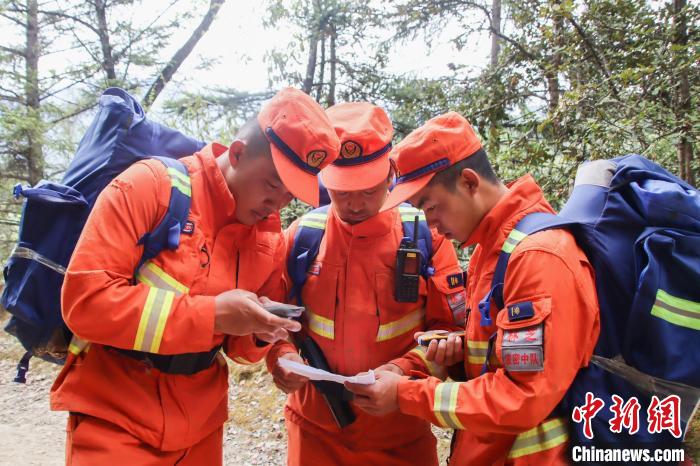圖為消防員開展野外按圖行進(jìn)訓(xùn)練。 吳蕾蕾 攝