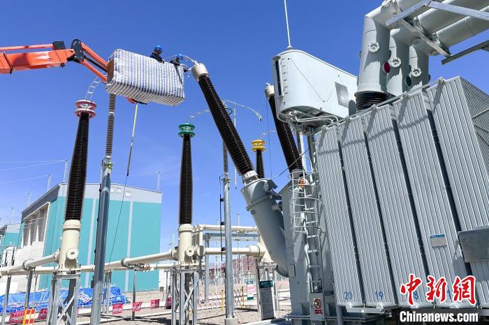 國網(wǎng)西藏電力組織檢修人員對設(shè)備進(jìn)行全面體檢。 國網(wǎng)西藏電力有限公司 供圖