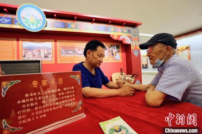 “藏韻瑰寶”藏醫四部醫典唐卡珍品展在天津美術館展出,展覽現場藏醫專家義診受歡迎。 劉俊蒼 攝