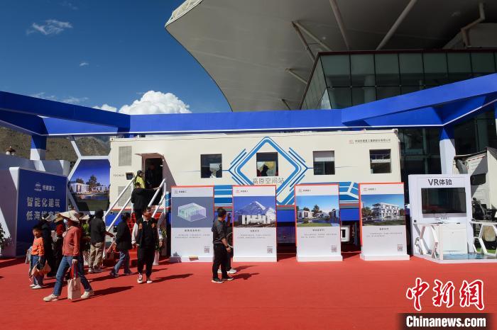 展覽現(xiàn)場(chǎng),觀眾體驗(yàn)裝配式增壓增氧建筑。 湯葉 攝