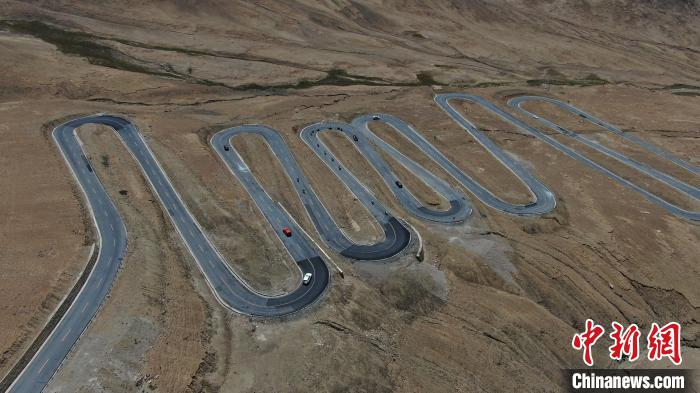 圖為騎手前往珠峰大本營(yíng)途經(jīng)108道拐。　游牧地球供圖