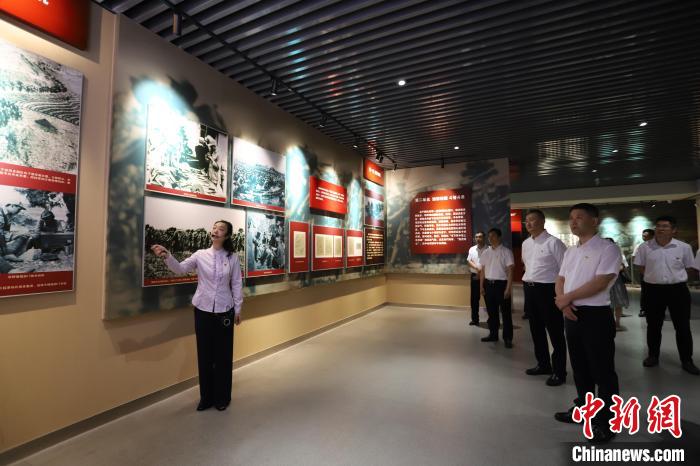 圖為西藏航空一行在臨沂市孟良崮戰役紀念館開展主題教育活動。 姜博 攝