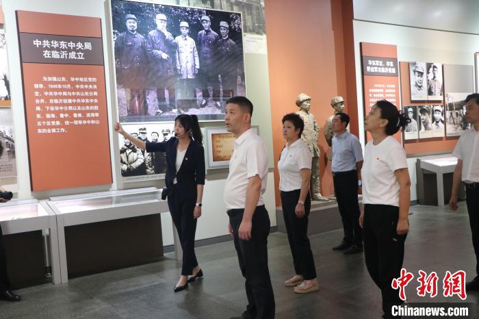 圖為西藏航空一行在臨沂市沂蒙革命紀念館開展主題教育活動。 姜博 攝