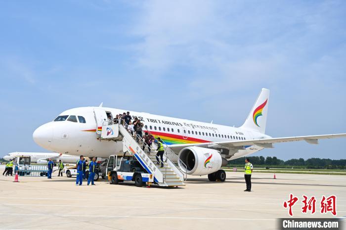 圖為旅客抵達機場。 趙朗 攝