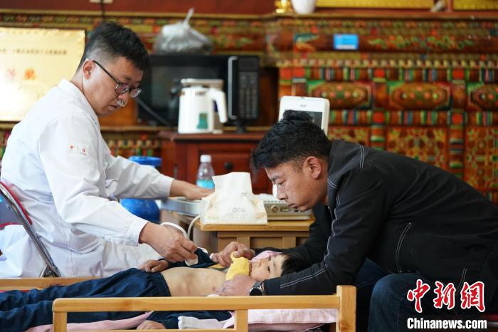 6月27日,西藏康馬縣雙語幼兒園的孩子參加先心病篩查。 蘇丹 攝