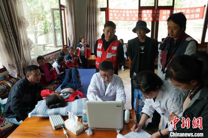 6月27日,西藏康馬縣少崗鄉中心小學的孩子參加先心病篩查。 蘇丹 攝