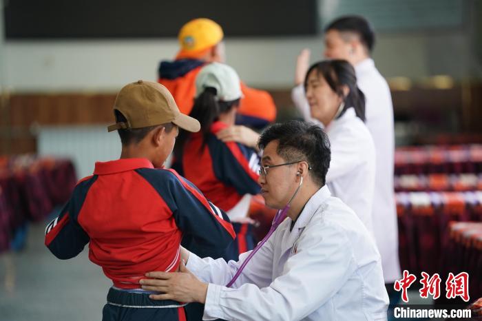 6月26日,西藏日喀則特校的孩子參加先心病篩查。 蘇丹 攝