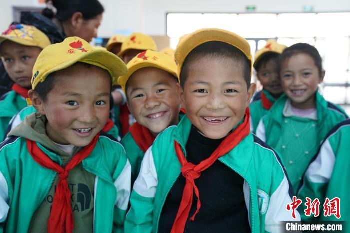 6月27日,西藏康馬縣南尼鄉中心小學的孩子參加先心病篩查。 蘇丹 攝