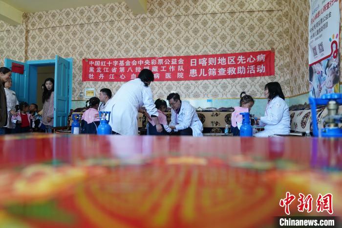 6月27日,西藏康馬縣雙語幼兒園的孩子參加先心病篩查。 蘇丹 攝