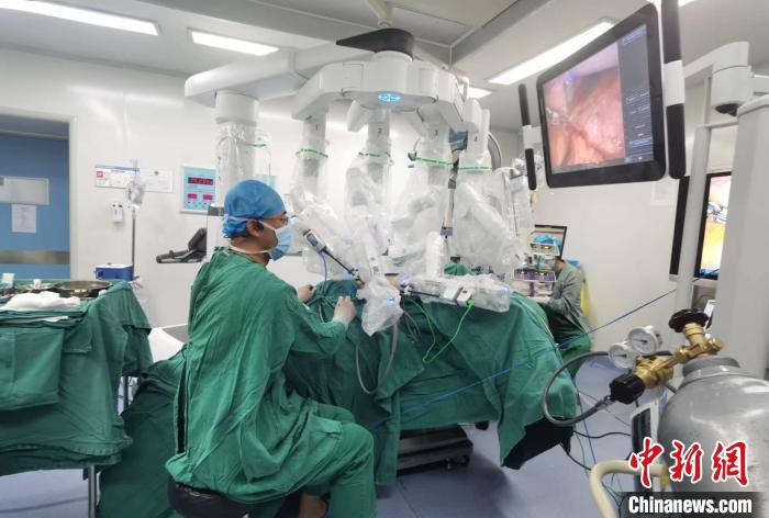 圖為援藏主任郝一昌協助進行達芬奇機器人手術?！∥鞑刈灾螀^人民醫院供圖