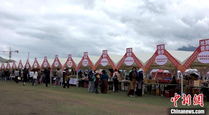 圖為熱鬧的“松贊夜市”。 貢桑拉姆 攝
