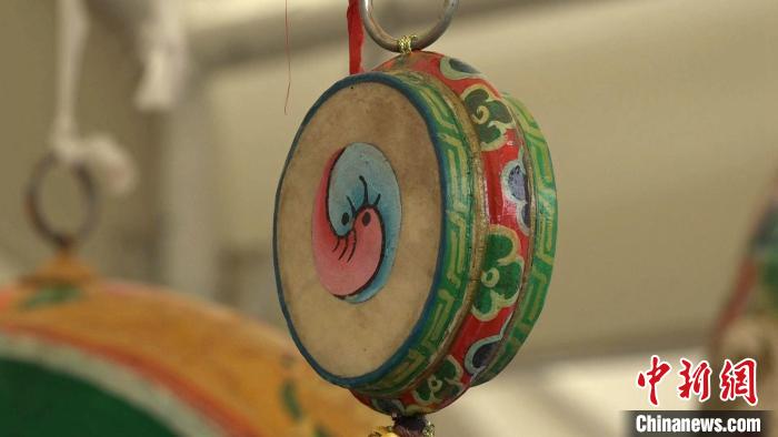 圖為“松贊夜市”里的特色文創(chuàng)產(chǎn)品。 貢桑拉姆 攝