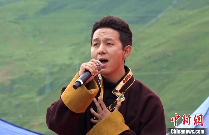 圖為藝人為開幕式獻(xiàn)唱。 貢桑拉姆 攝