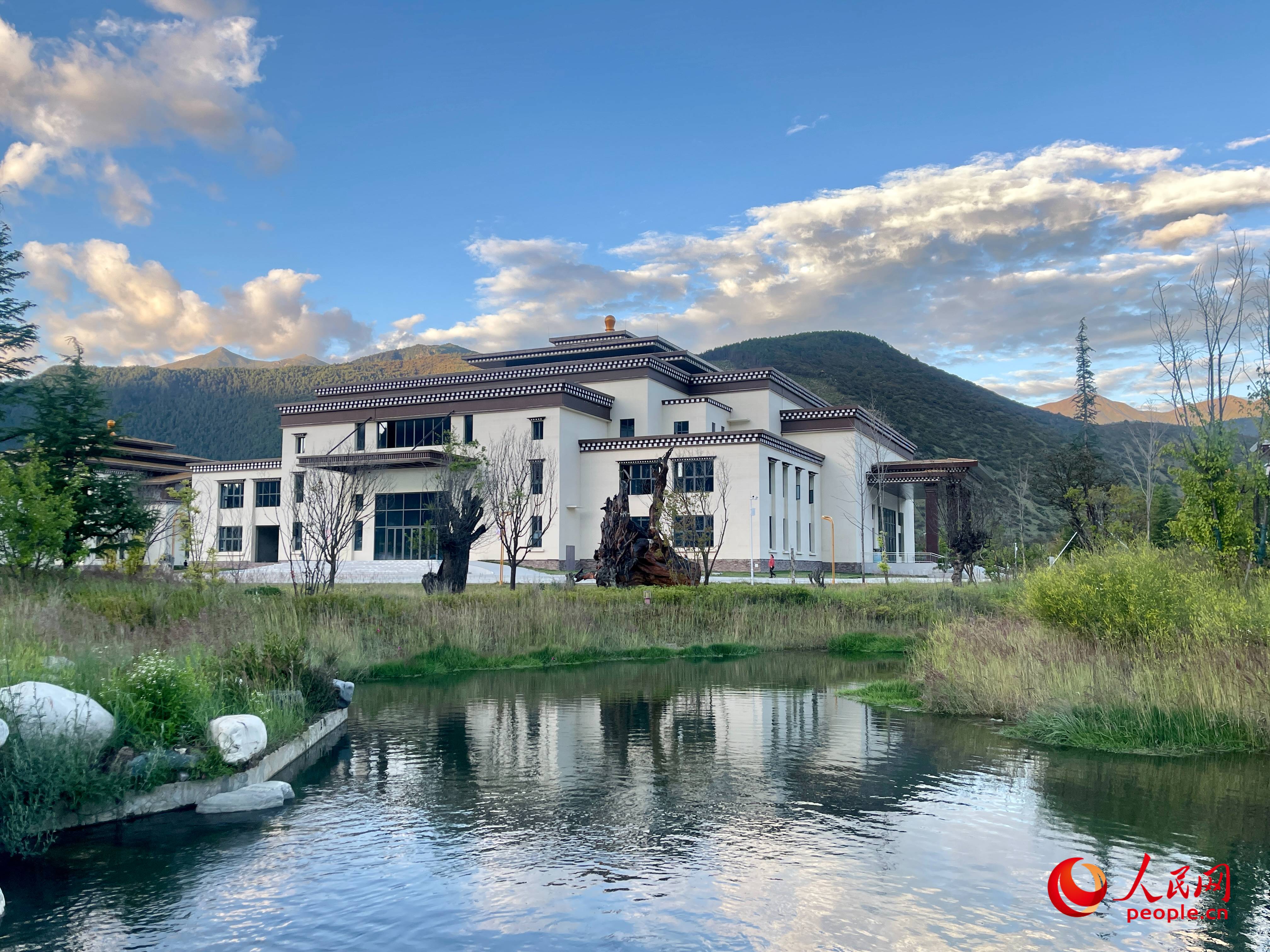 工布公園猶如一幅優美畫卷,讓人流連忘返。人民網 周靜圓攝