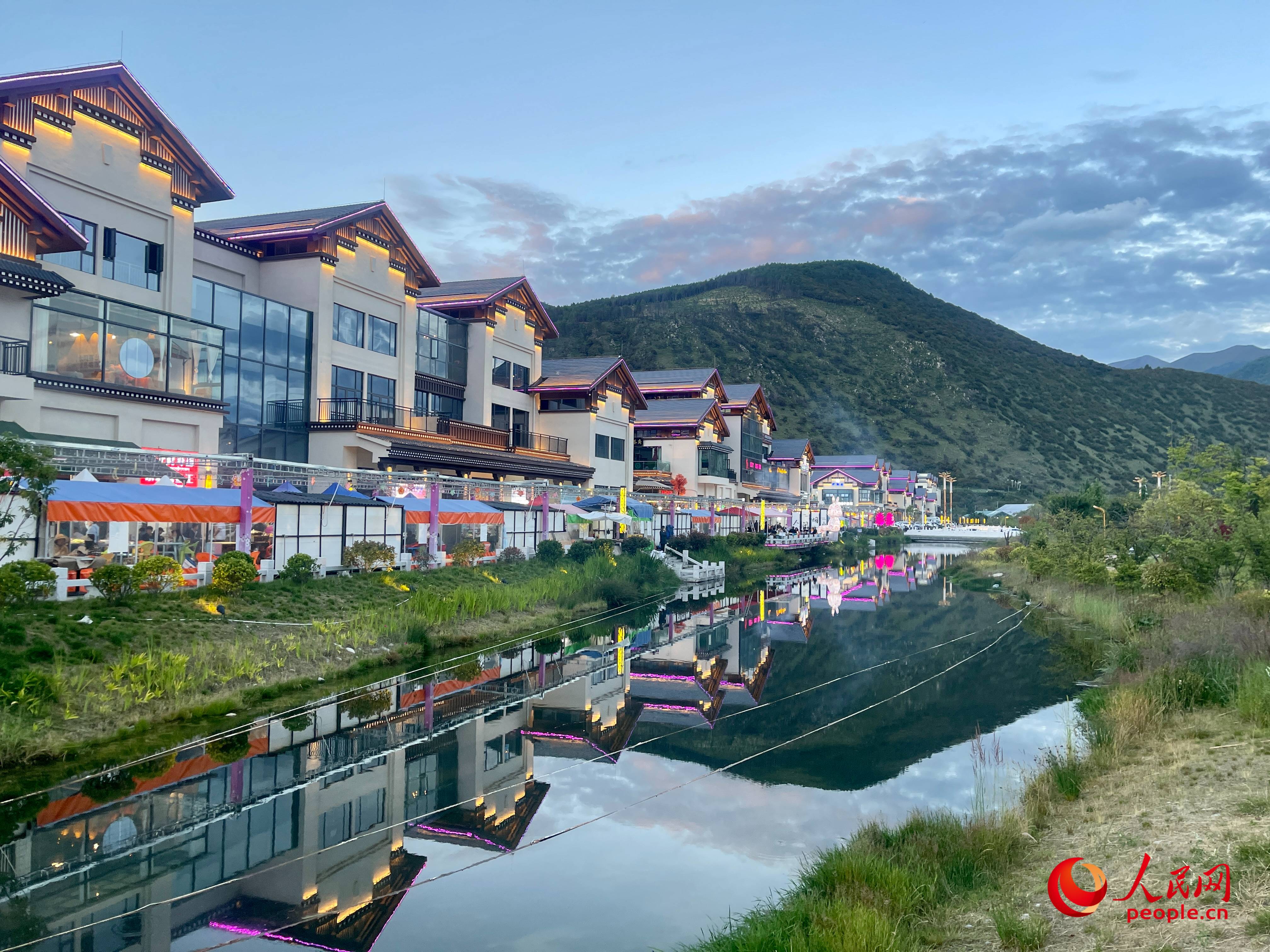 工布公園的一角,風景秀麗。人民網 周靜圓攝
