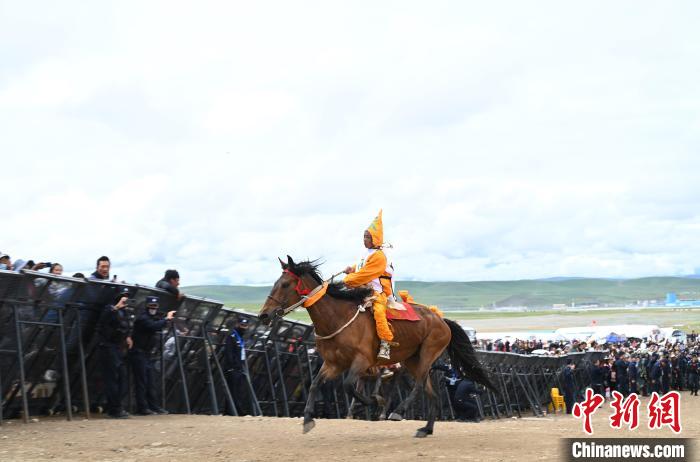 170余名選手角逐西藏那曲賽馬節傳統賽跑項目