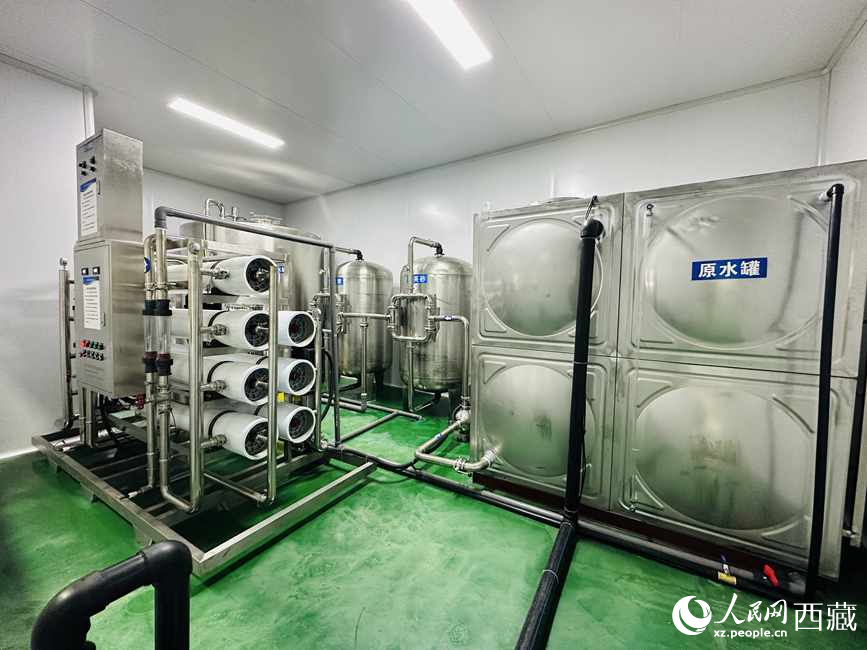 “色達牙泉”礦泉水（桶裝水）生產加工基地。人民網記者 次仁羅布攝