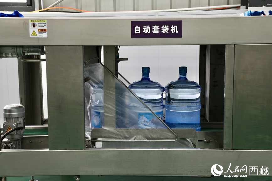 “色達牙泉”礦泉水（桶裝水）生產加工基地。人民網記者 次仁羅布攝