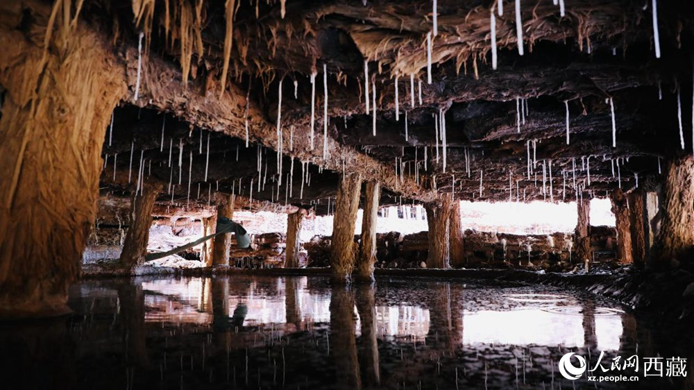 鹽田鹵水滲下的鹽柱。人民網記者 次仁羅布攝