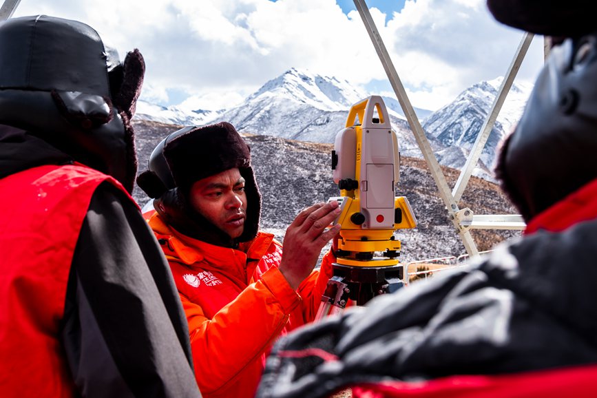 2023年11月30日，西藏自治區(qū)那曲市索縣榮布至丁青縣巴達35千伏線路工程負責人黃小洪（左二）現(xiàn)場開展線路弧測量教學。趙清鵬攝
