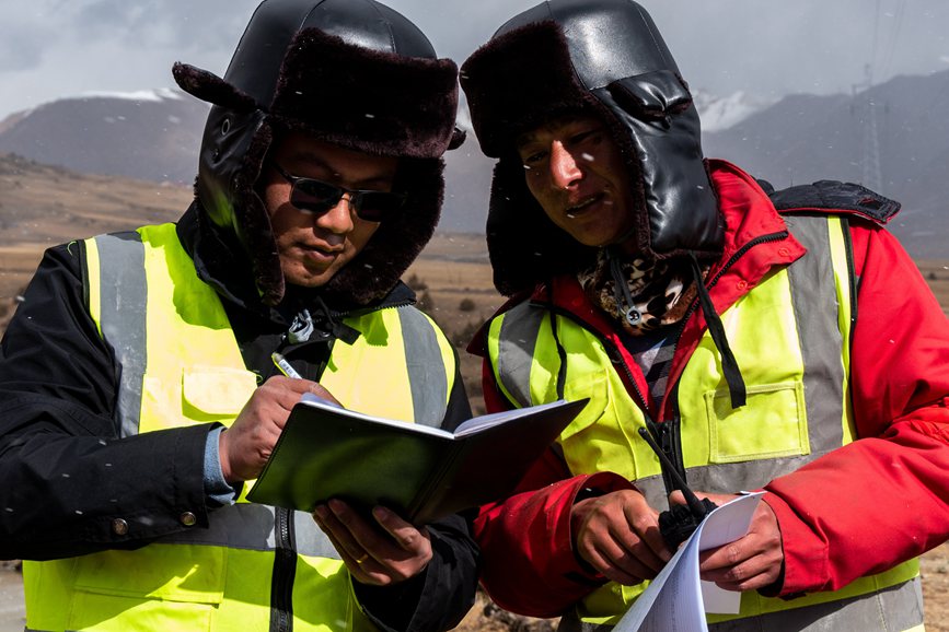 2023年11月30日，西藏自治區(qū)那曲市索縣榮布至丁青縣巴達35千伏線路工程施工現(xiàn)場人員正在開展現(xiàn)場作業(yè)。趙清鵬攝