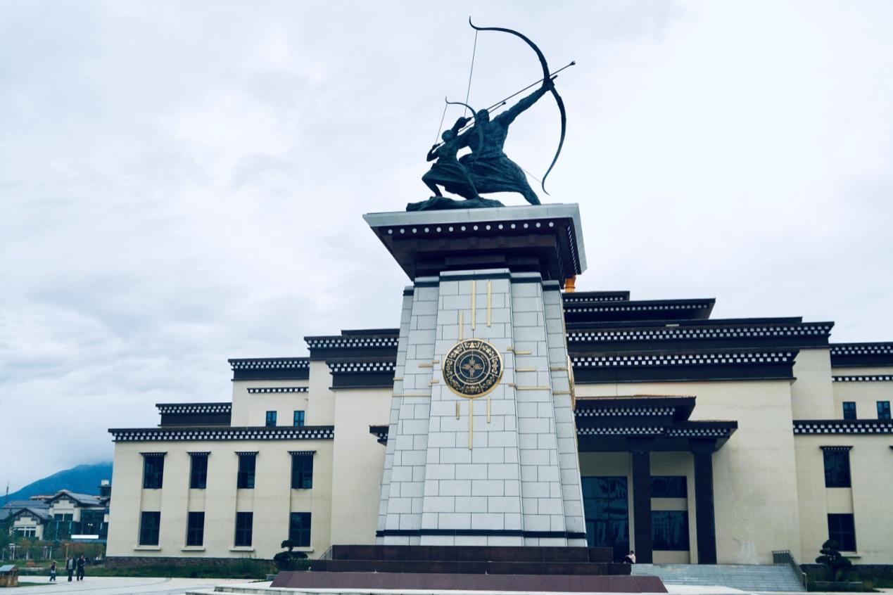 工布公園里的城市地標雕塑——畢秀之子。人民網記者 益西康珠攝