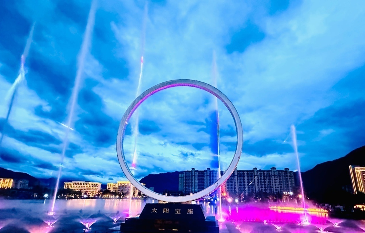 工布公園里的音樂水秀噴泉。人民網記者 益西康珠攝