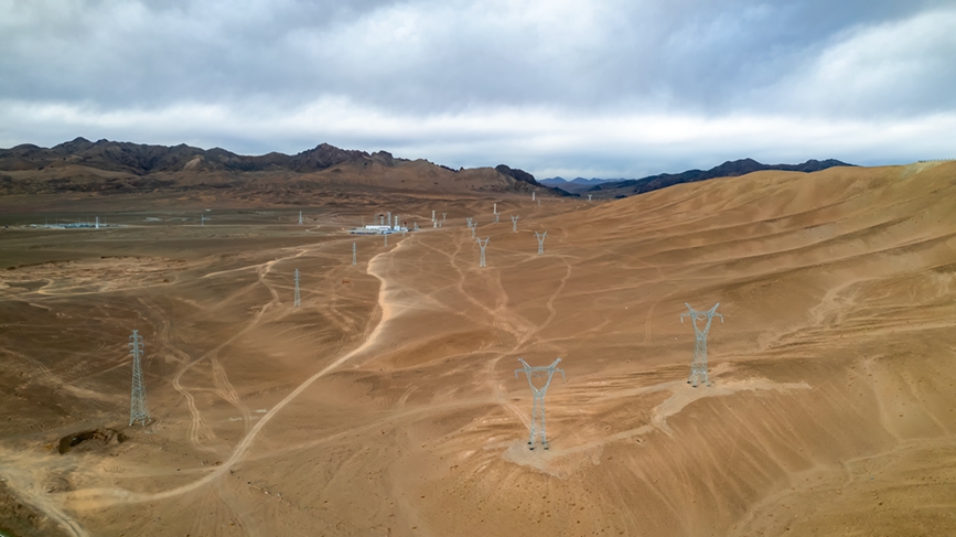 阿里地區首套電網側帶超容構網型SVG工程全景。趙清鵬攝