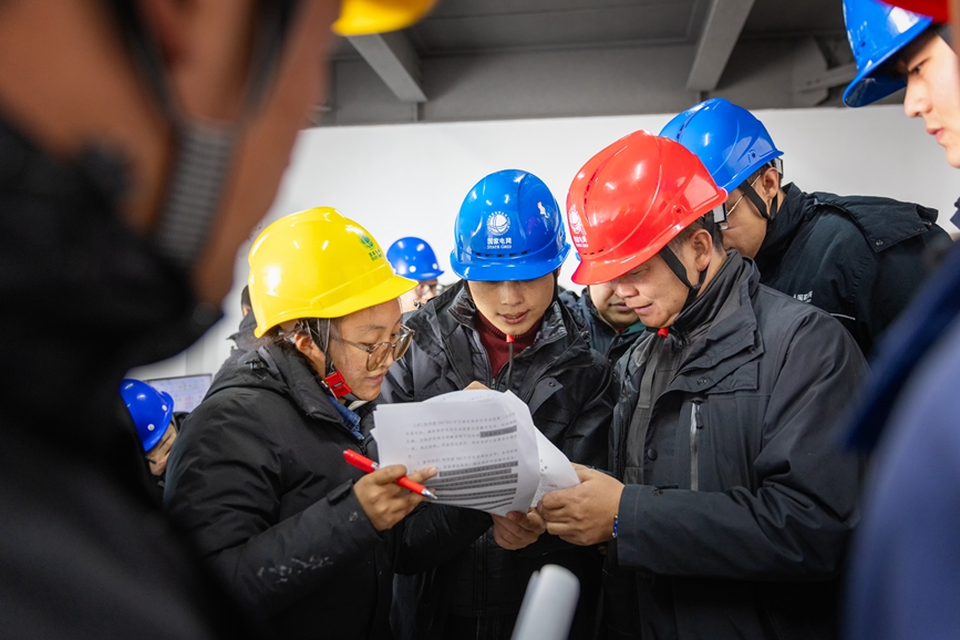 阿里地區首套電網側帶超容構網型SVG工程現場運維人員正在進行投運操作。趙清鵬攝