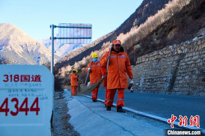 西藏林芝:川藏線上護路工人忙保通