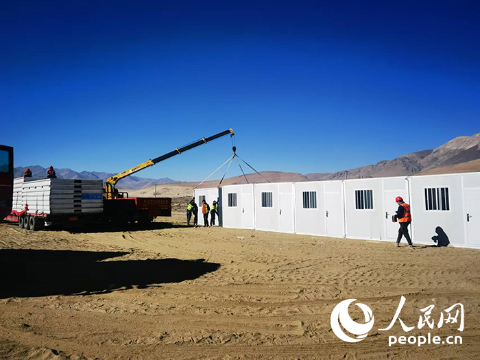 1月9日，在日喀則市定日縣長所鄉森嘎村安置點，工作人員抓緊搭建移動板房，確保受災群眾溫暖過冬。人民網記者 吳雨仁攝