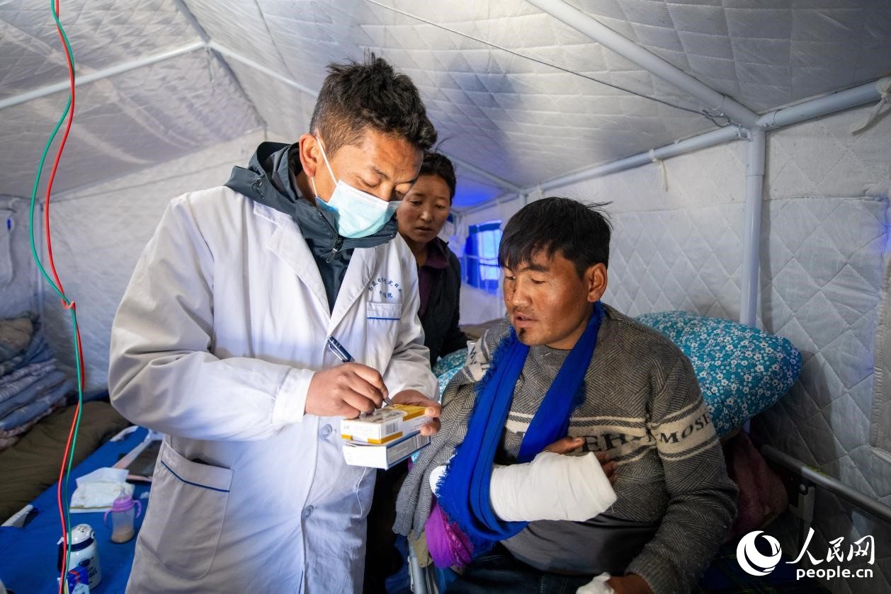 　醫(yī)生正在囑咐洛桑堅參如何用藥。人民網記者 翁奇羽攝