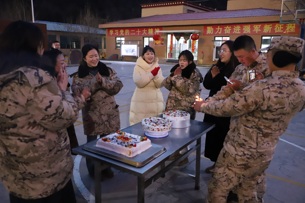 支隊為來隊家屬過集體生日。霍尹航攝