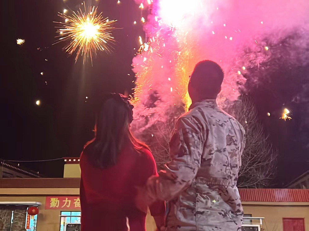 來隊家屬的溫馨瞬間。霍尹航攝