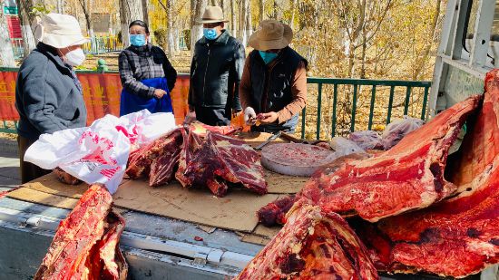 圖為市民正在買牛肉,本報記者 格桑倫珠攝(3737723)-20221201105107(1).jpg
