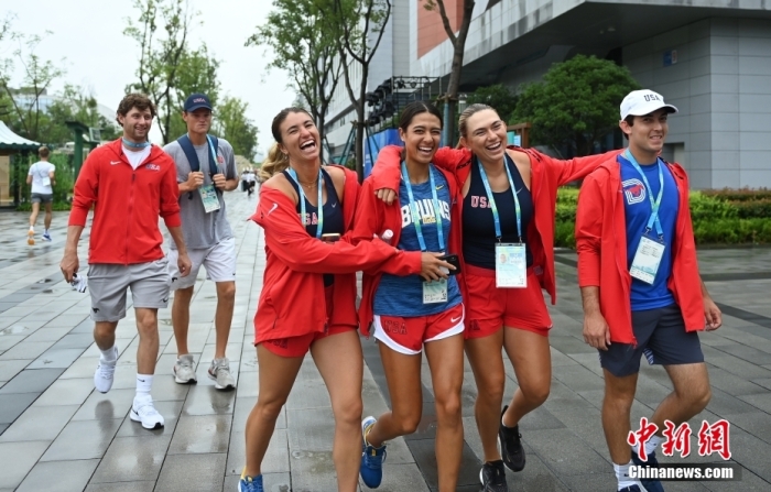 美國運動員在村內開心漫步。<a target='_blank' href='/'><p align=